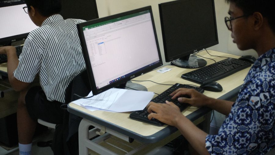Peserta mengerjakan soal kompetisi Microsoft Excel
