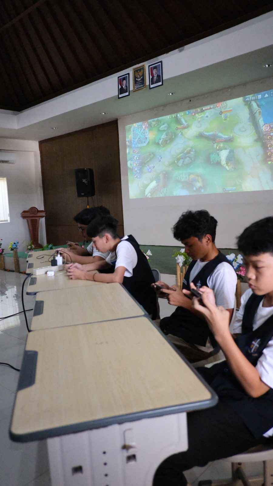 Pertandingan Mobile Legends ditayangkan lewat proyektor