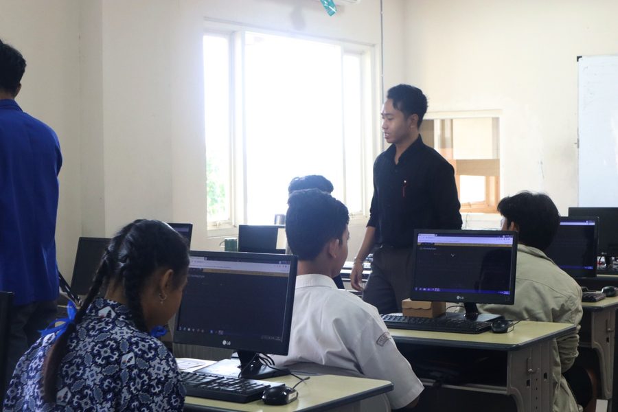 Peserta mengikuti kompetisi Speed Typing