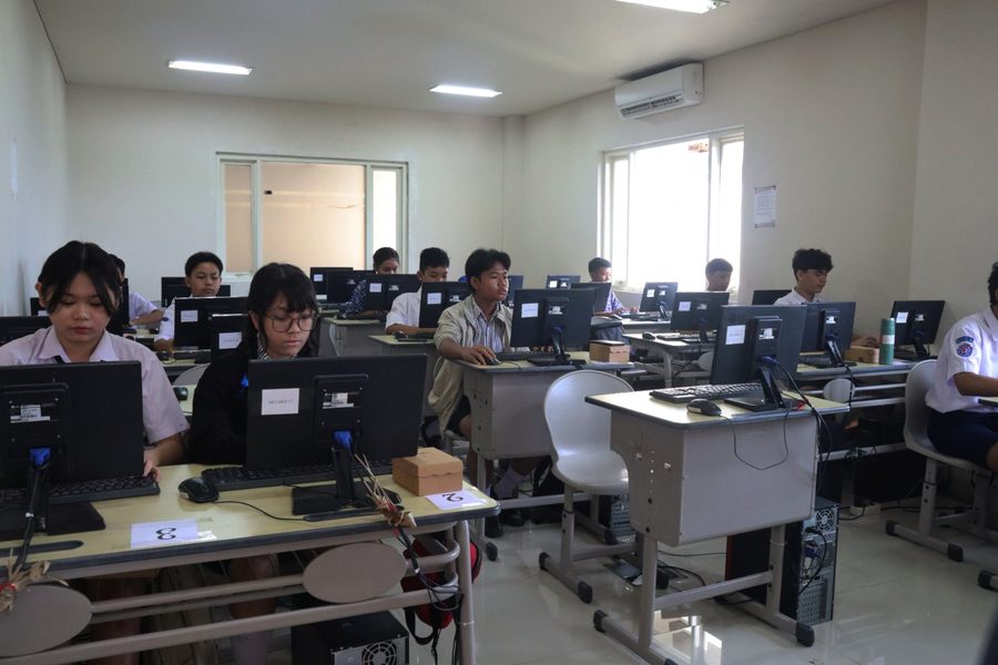 Suasana ruang lomba di laboratorium komputer